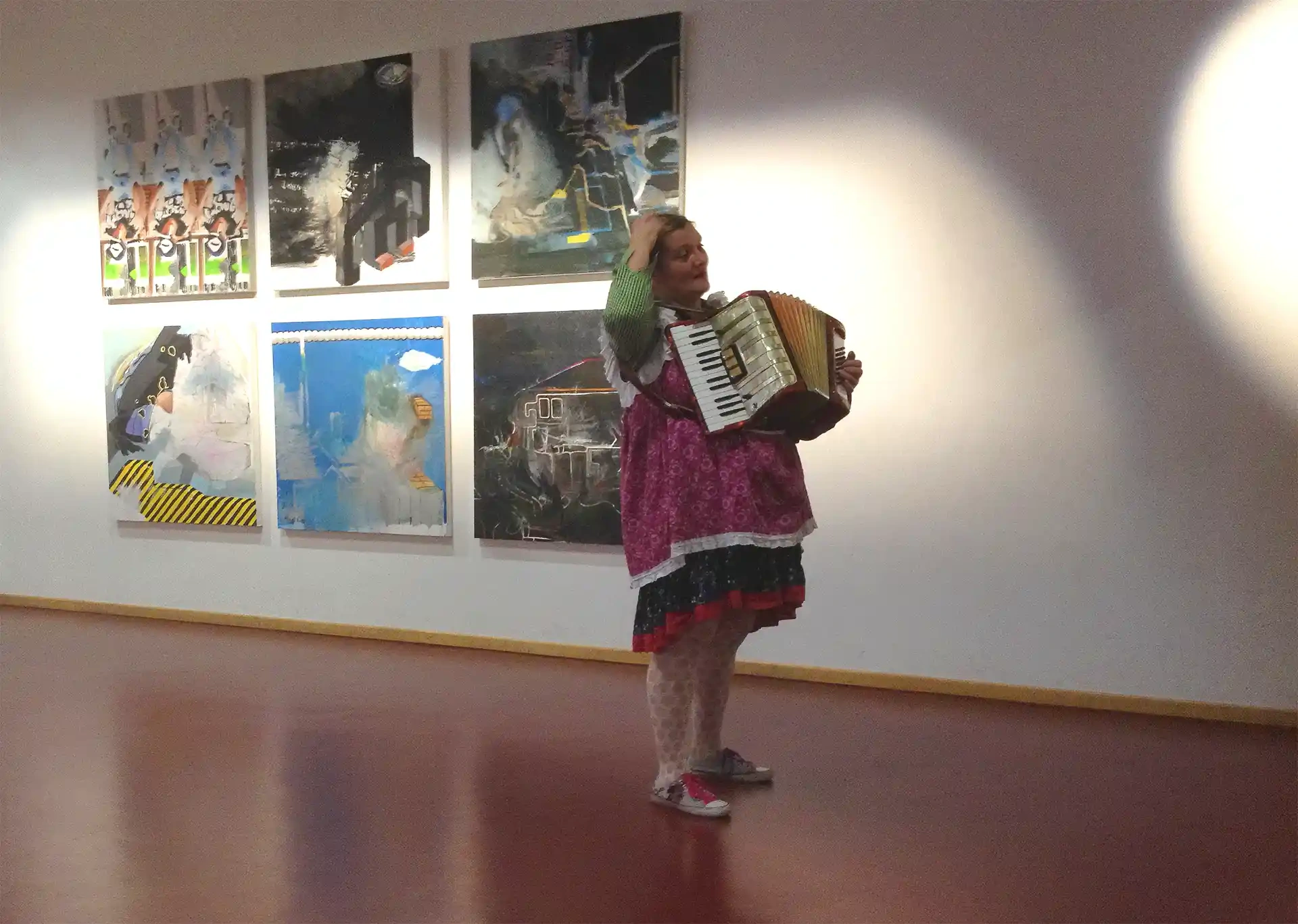 6 Gemälde von Martin Feldbauer während einer Ausstellung in den Adlerwerken, Frankfurt
