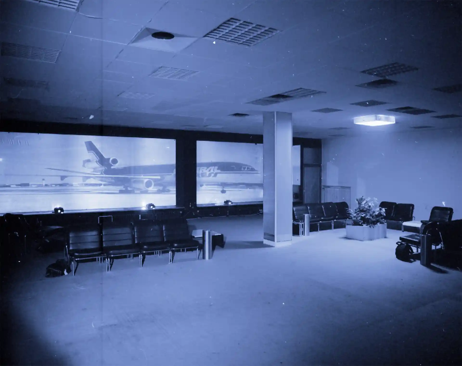 Installation einer Flughafen-Wartehalle im Phantombüro Frankfurt, 1998