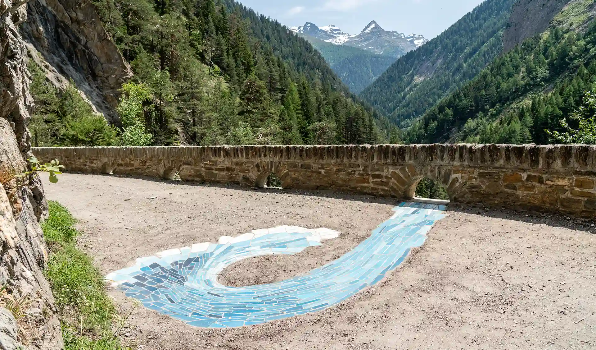 Ein Mosaik in den schweizer Alpen von Anne Lina Billinger und Martin Feldbauer. Foto copyright: Matthias Luggen